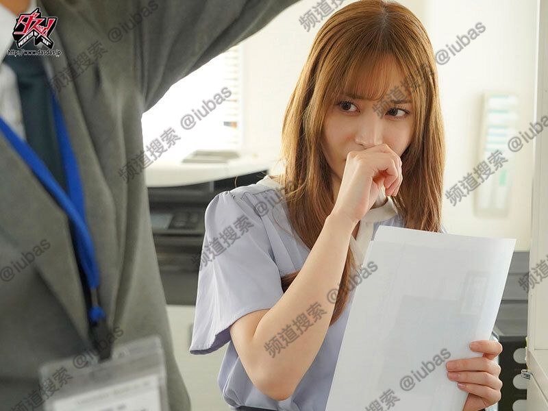 双孔狂欢与一个无毛的女孩！